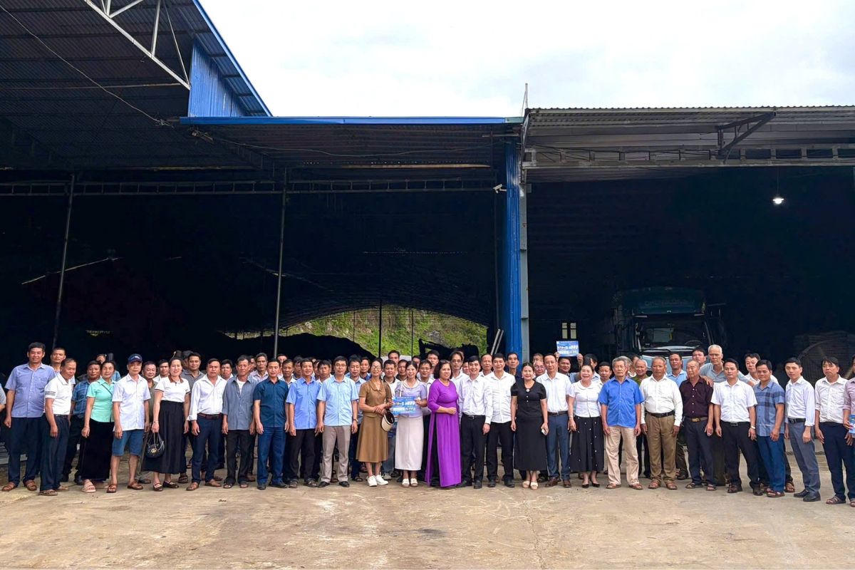 ĐOÀN HỘI NÔNG DÂN XÃ CHIỀNG MAI THĂM QUAN NHÀ MÁY