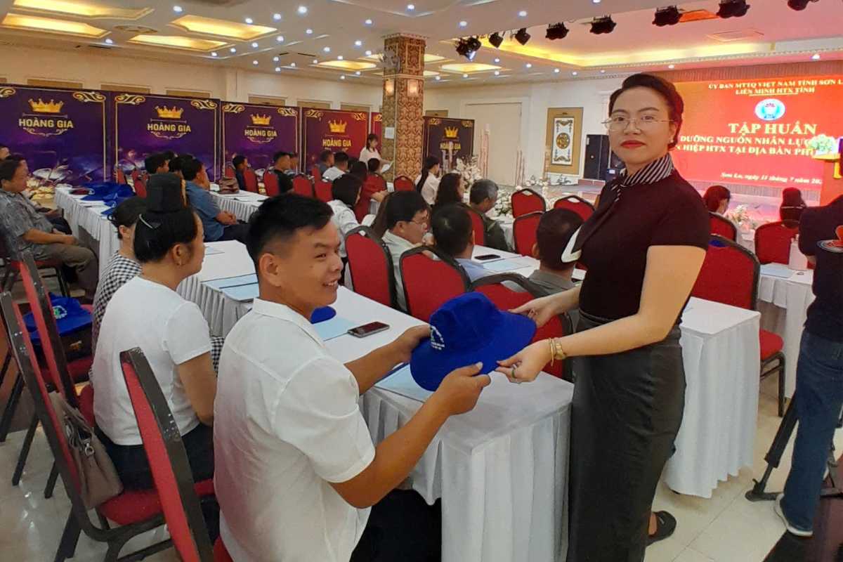 NLS Sơn La trao tặng mũ cho toàn bộ hội viên HTX tham gia tập huấn