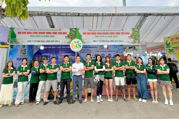 Gian hàng Phân bón Năng Lượng Sạch Sơn La thu hút khách tham quan